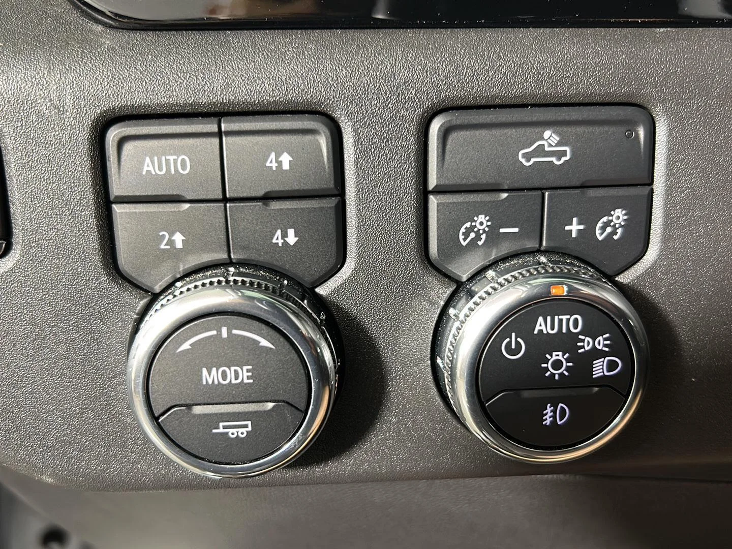 Used 2025 Summit White GMC Elevation image 20