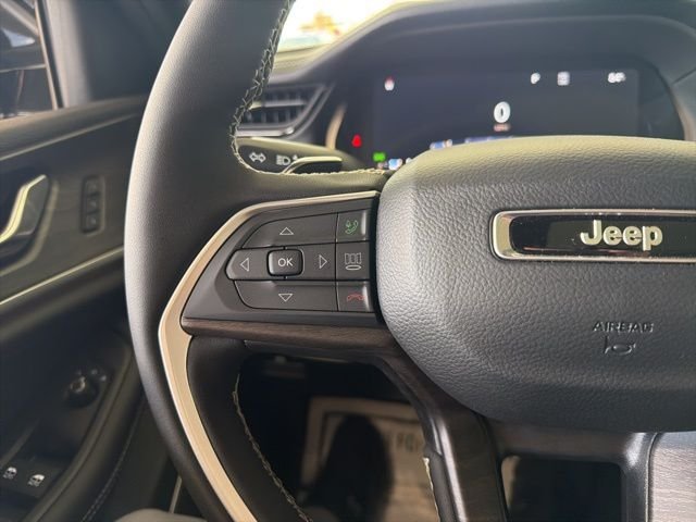 New 2026 Diamond Black Crystal Pearl-Coat Exterior Paint Jeep Limited image 24