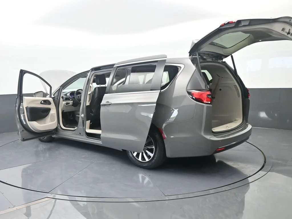 Used 2022 Ceramic Gray Clearcoat Chrysler Touring L image 79