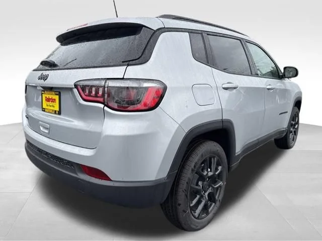 New 2026 Silver Zynith Metallic Clearcoat Jeep Latitude Altitude image 7