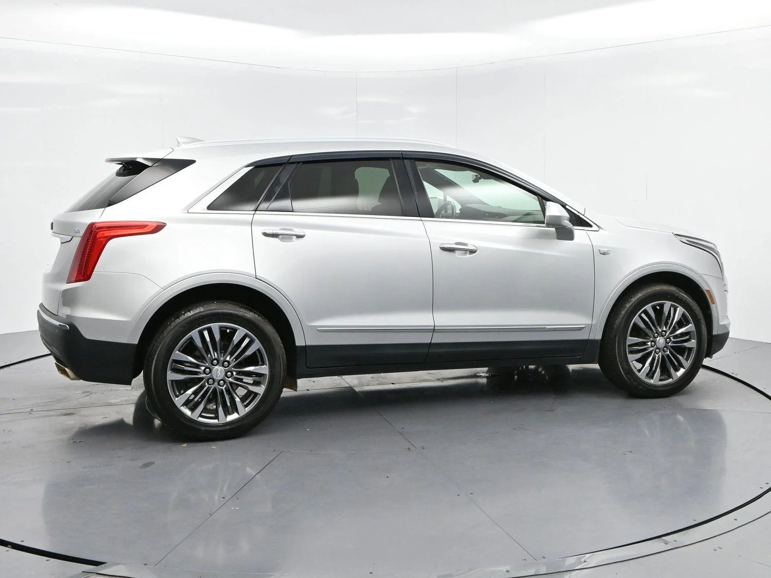 Used 2019 RADIANT SILVER METALLIC Cadillac Luxury FWD image 5