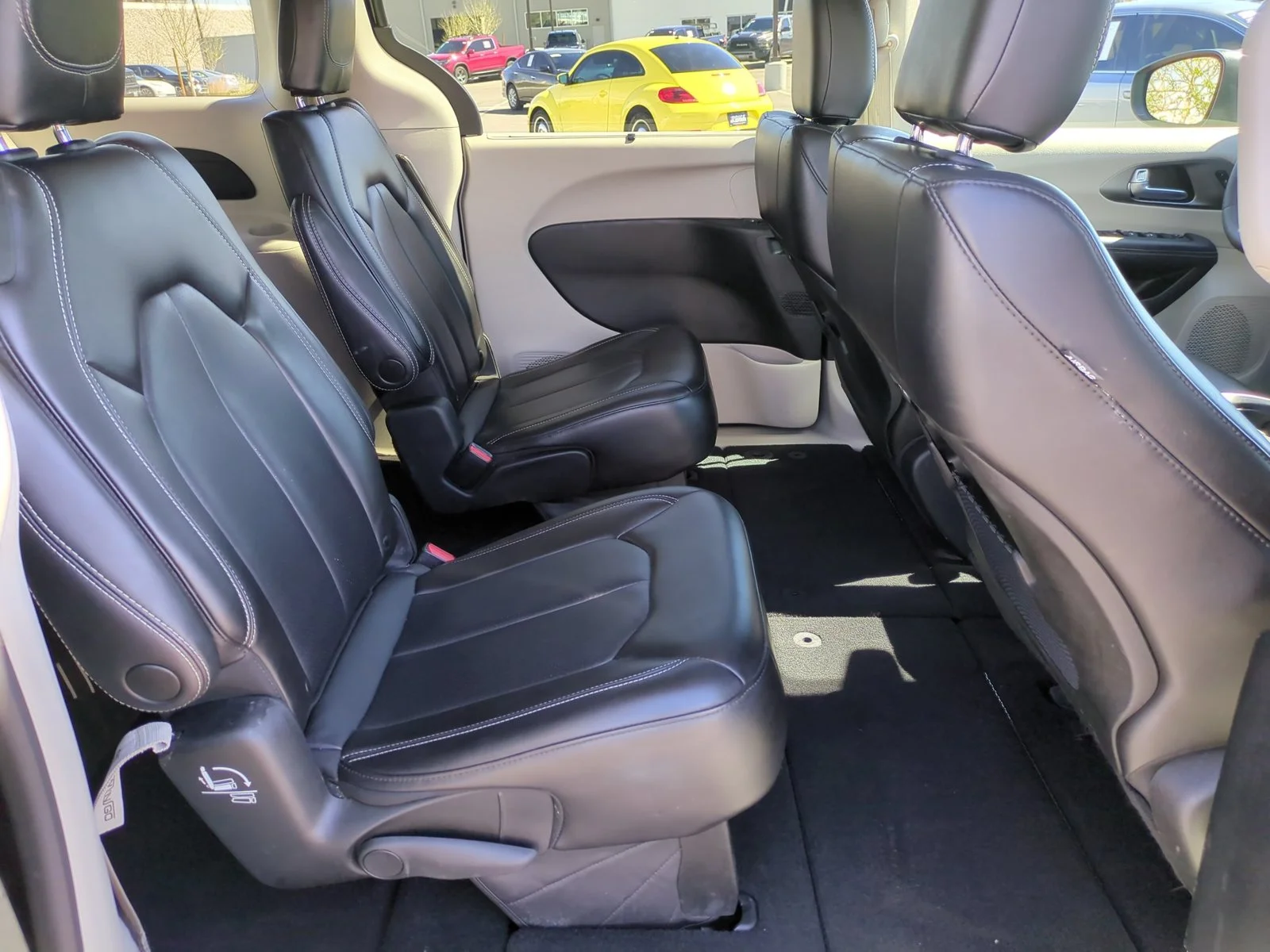 Used 2023 Brilliant Black Crystal Pearlcoat Chrysler Touring L image 19
