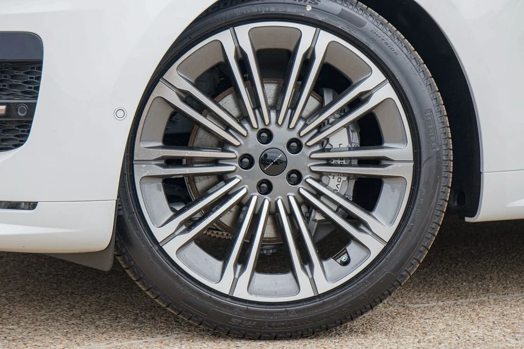 New 2026 White Land Rover Dynamic SE image 2