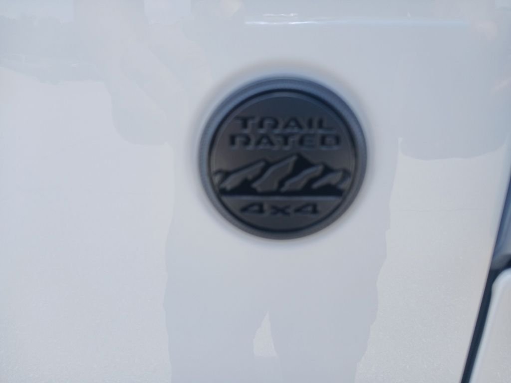 New 2026 Bright White Clear-Coat Exterior Paint Jeep Sahara image 12
