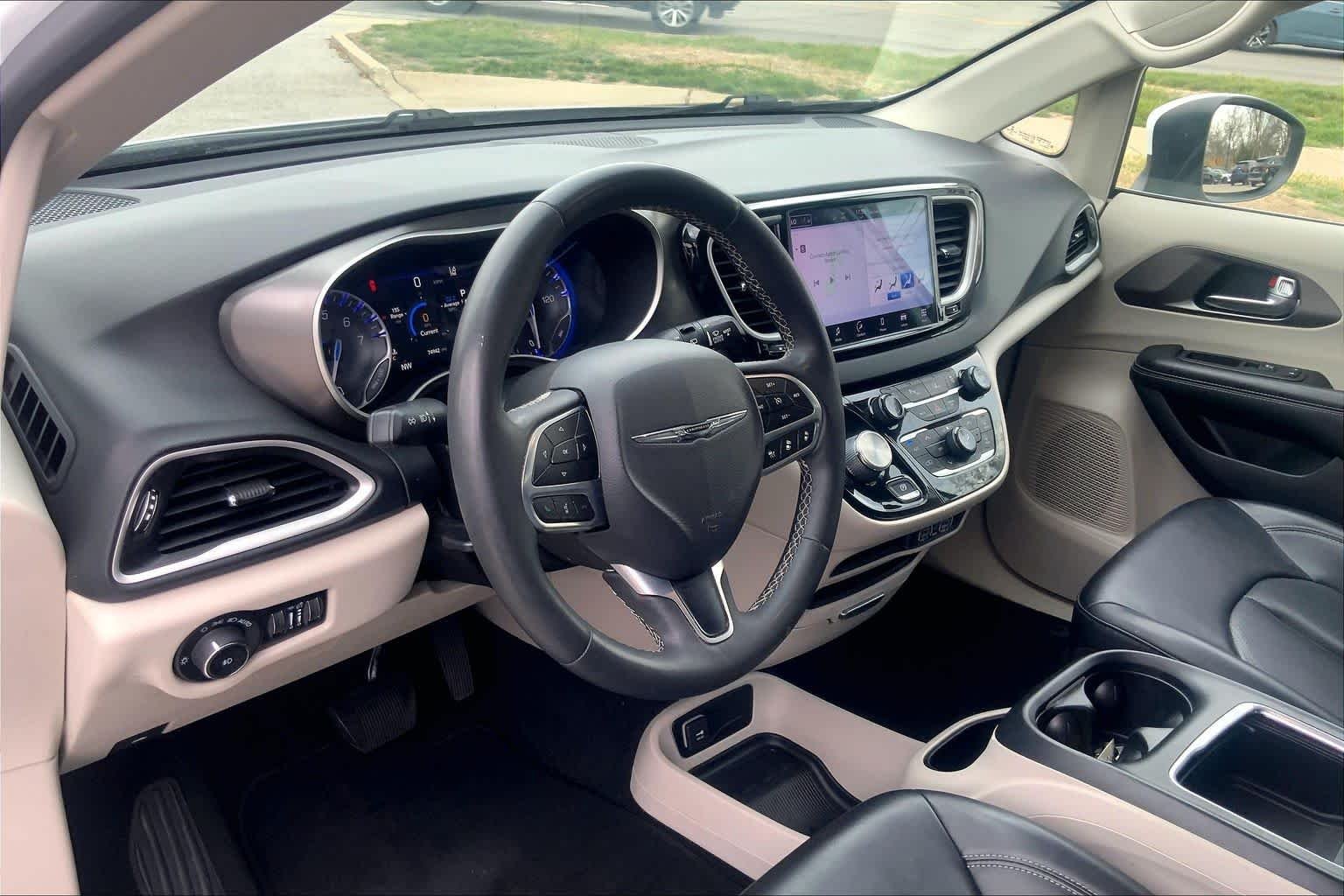 Used 2023 Bright White Clearcoat Chrysler Touring L image 28