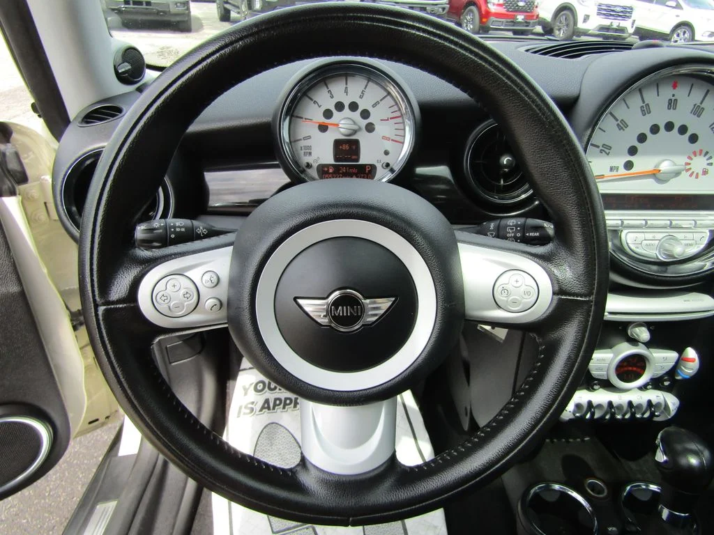 Used 2010 Pepper White MINI Base image 16