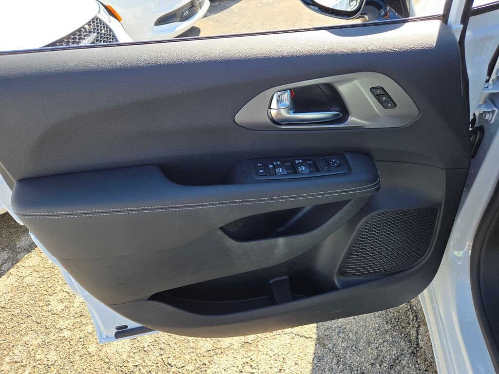 2026 Chrysler Pacifica Select - Photo 15