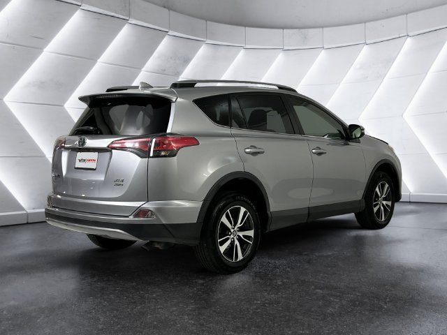 Used 2018 Silver Toyota XLE image 4