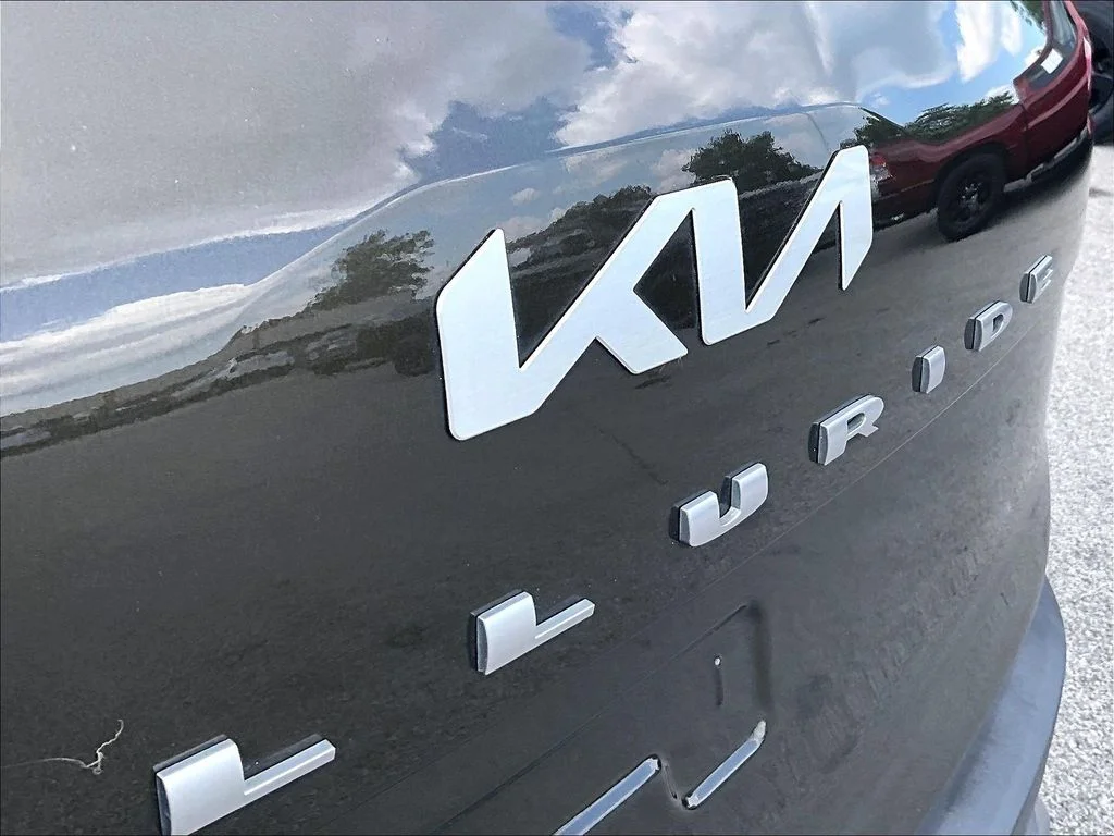 Used 2022 Green Kia EX image 9