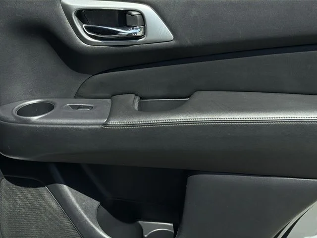 Used 2018 Silver Nissan Platinum image 42