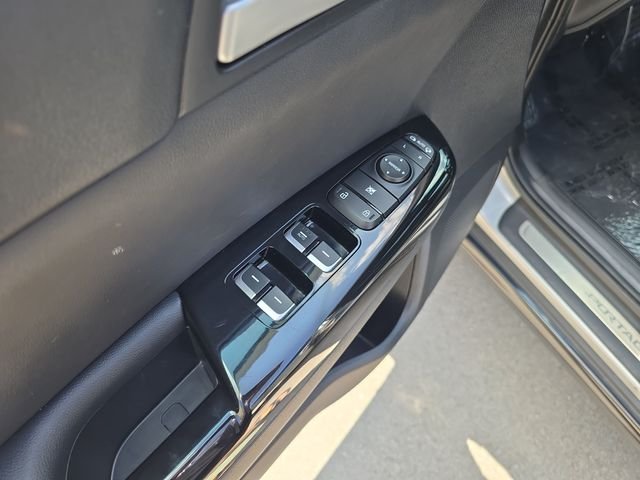 Used 2022 Silver Kia Nightfall image 11