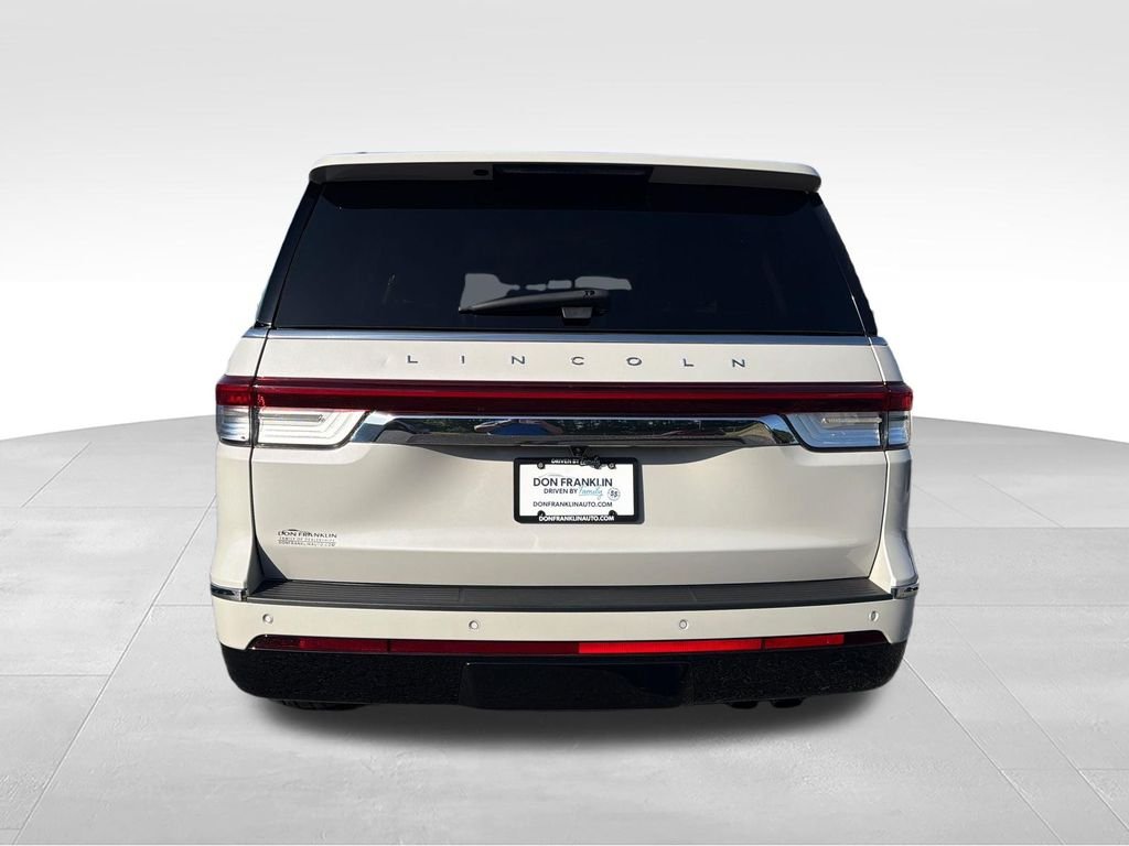 Used 2024 White Lincoln Reserve image 4