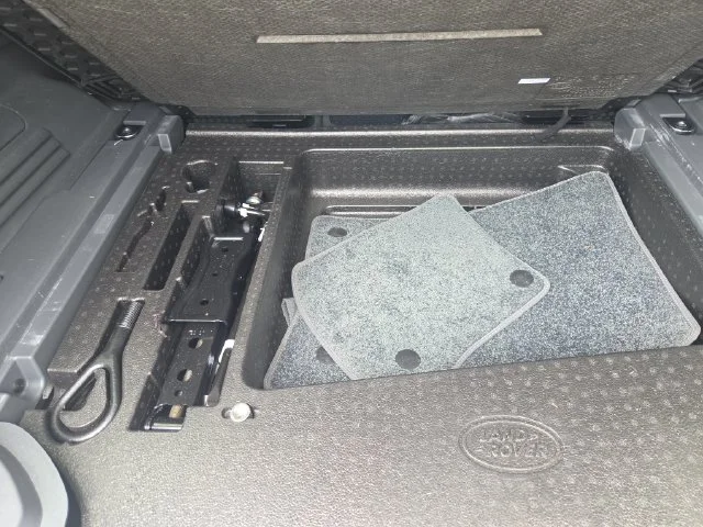 Used 2022 White Land Rover SE image 35