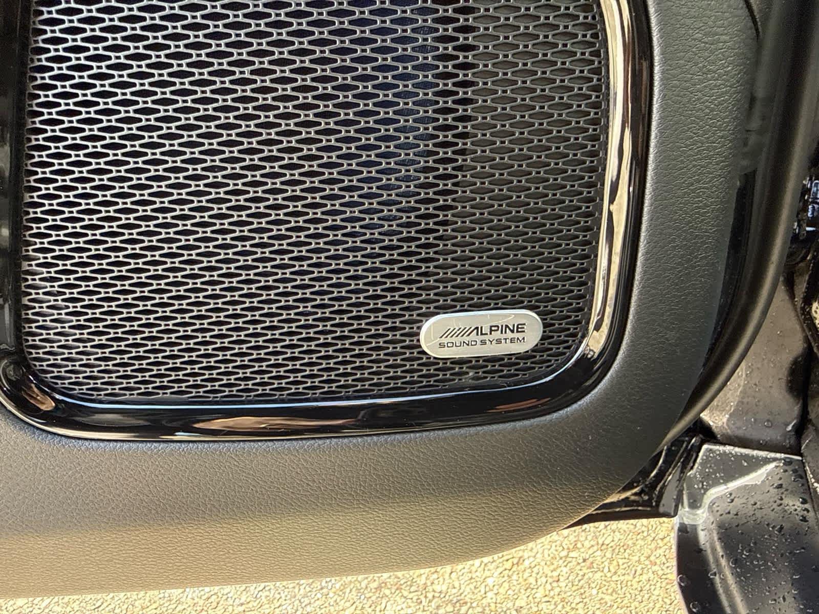 New 2026 Diamond Black Crystal Pearlcoat Jeep Latitude image 15