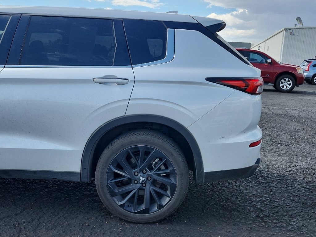 Used 2024 White Diamond Mitsubishi SE Black Edition w/Pano Roof image 9