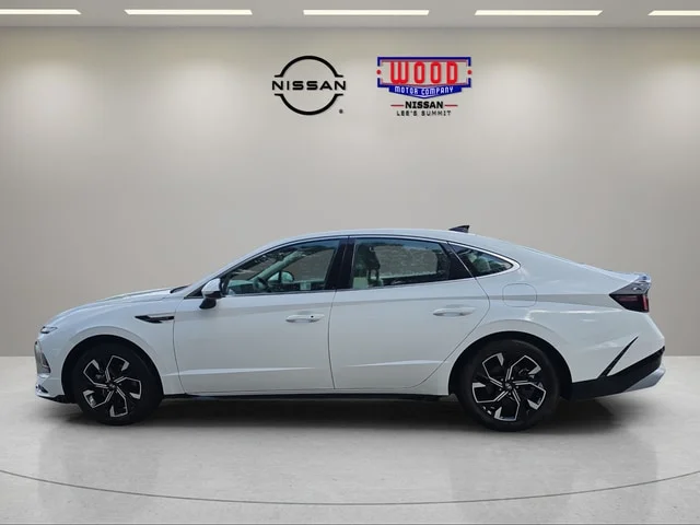 Used 2025 Serenity White Hyundai SEL image 5