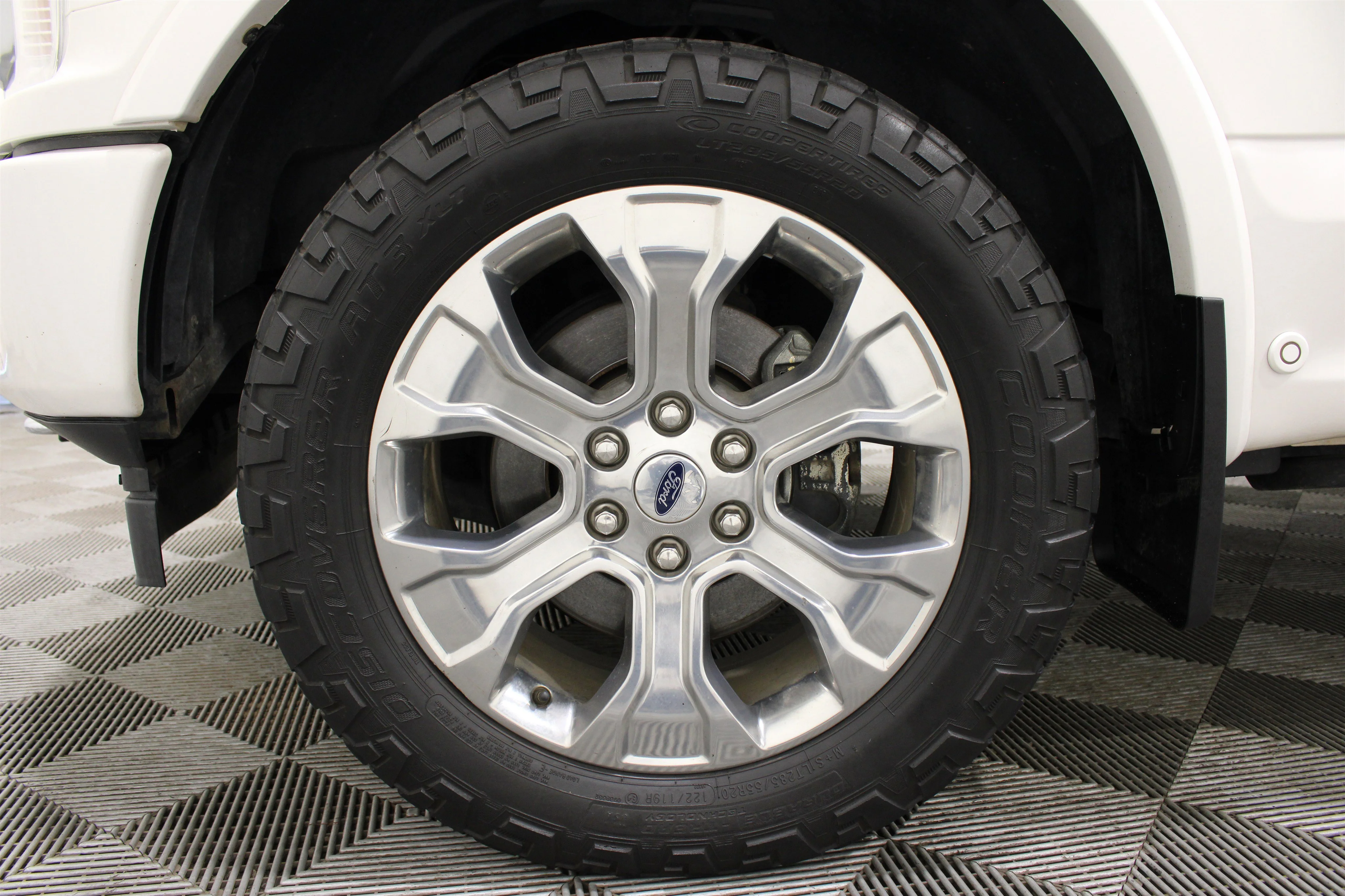 Used 2019 White Platinum Metallic Tri-Coat Ford Platinum image 34