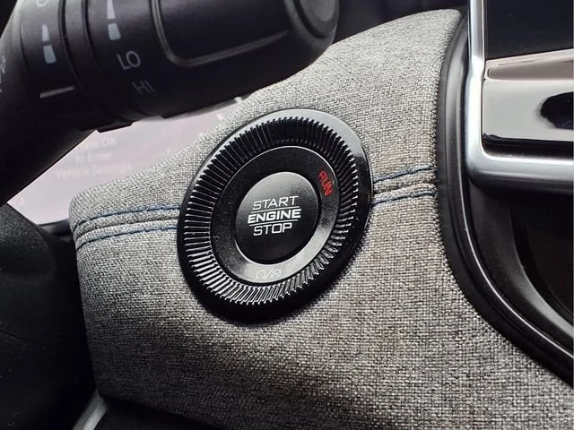 Used 2024  Jeep Latitude image 13