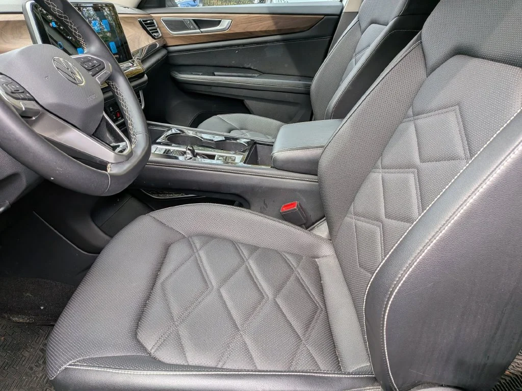 Used 2024 White Volkswagen 2.0T SE w/Technology image 12