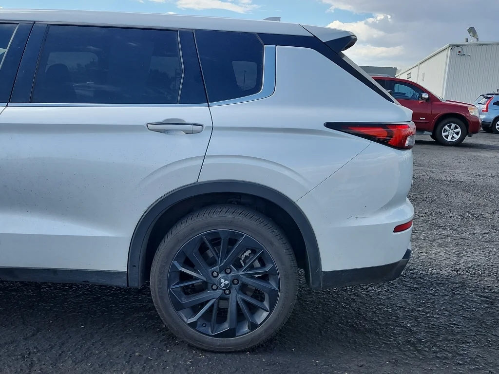 Used 2024 White Diamond Mitsubishi SE Black Edition w/Pano Roof image 9