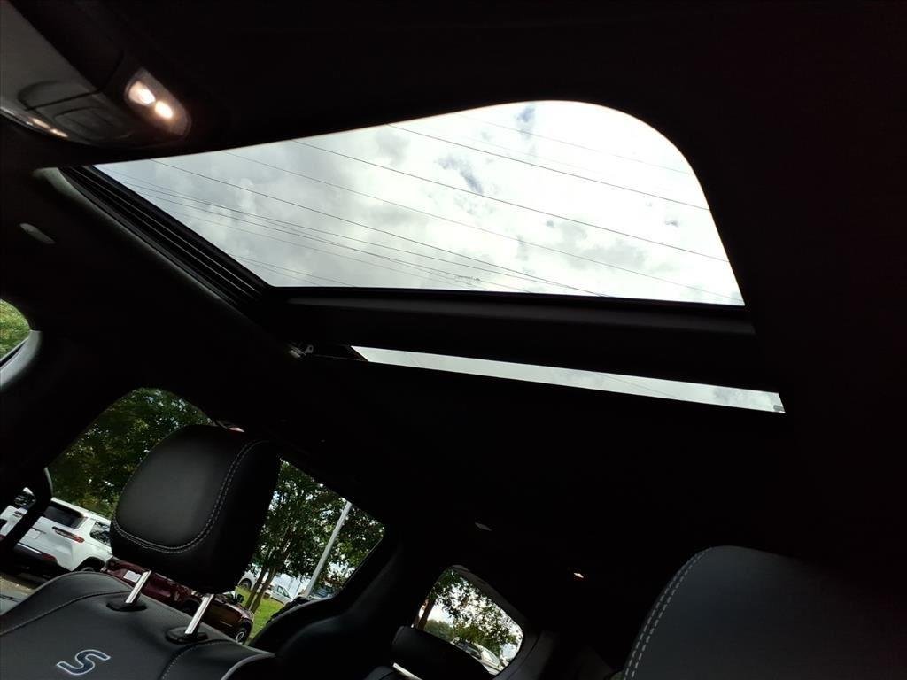 New 2026 Diamond Black Crystal Pearl-Coat Exterior Paint Chrysler Limited image 7