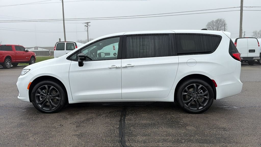 New 2026 Bright White Clear-Coat Exterior Paint Chrysler Select image 6