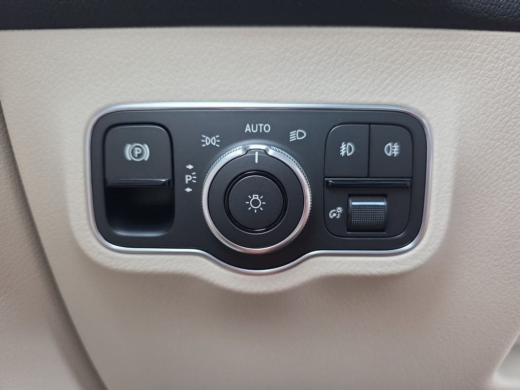 New 2026 White Mercedes-Benz GLB 250 image 27