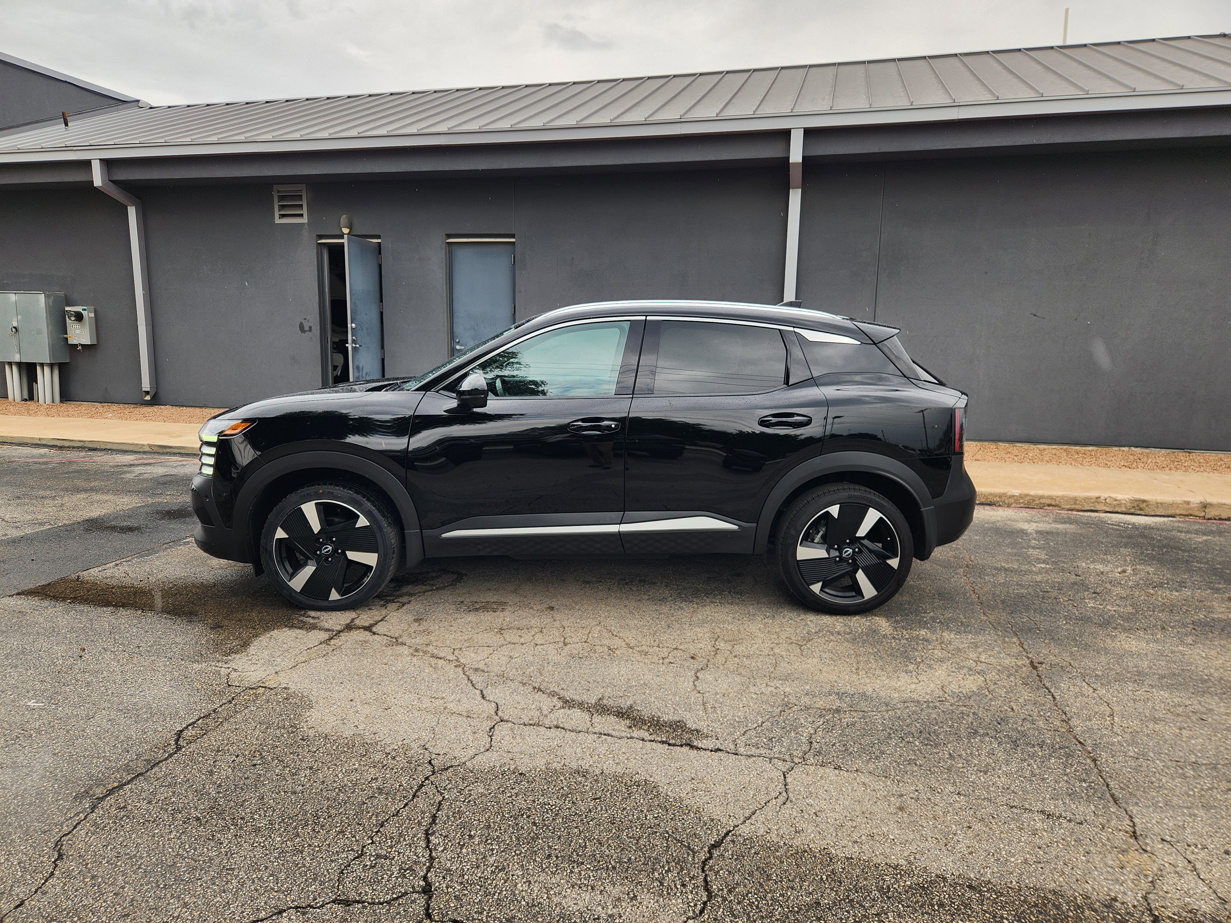 Certified Used 2025  Nissan SR image 4