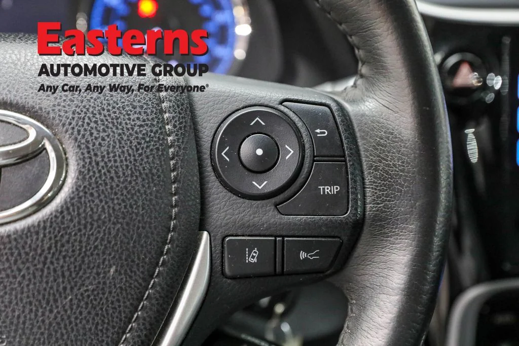 Used 2018 White Toyota SE image 16
