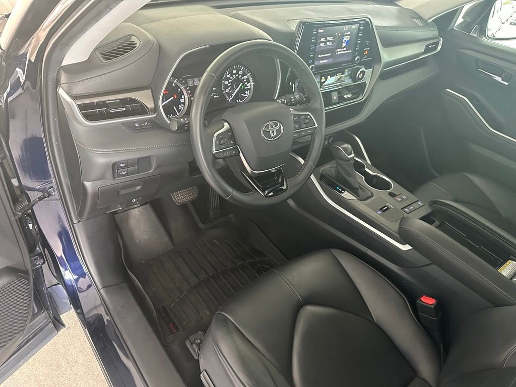 Used 2020  Toyota XLE image 12