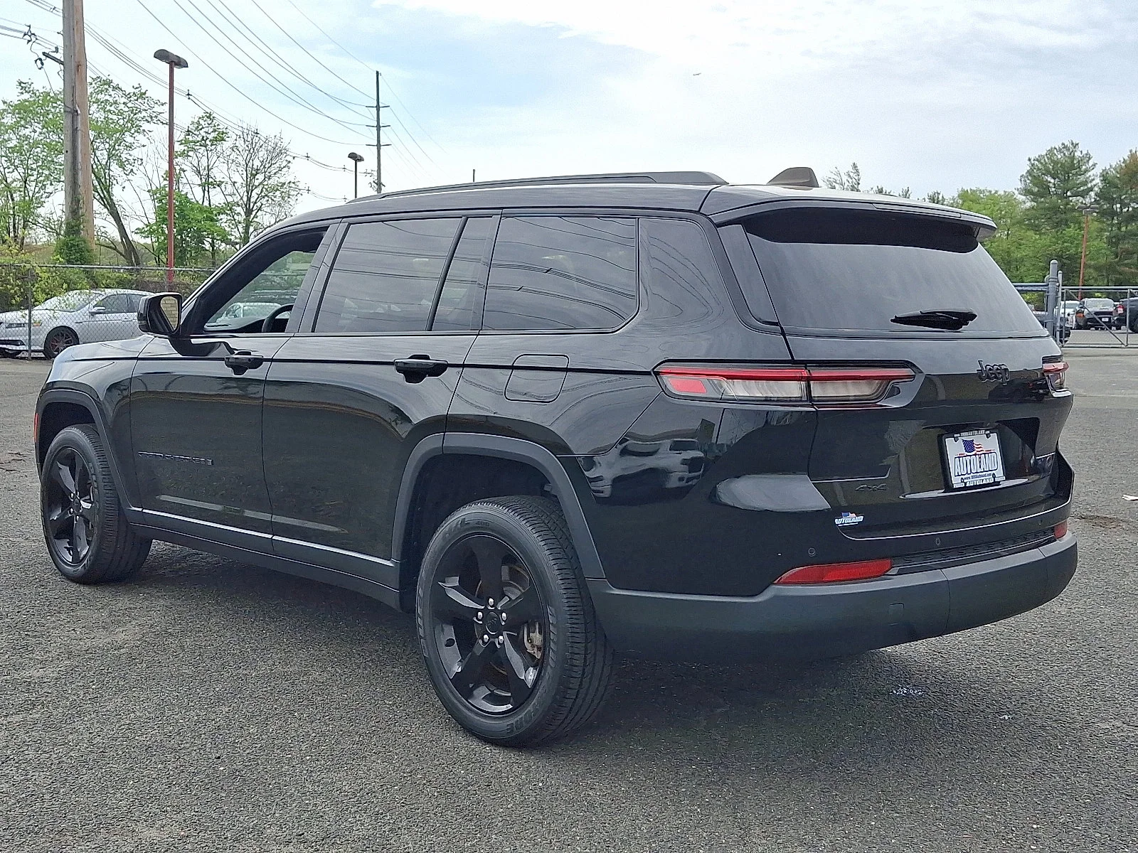 Used 2023 Diamond Black Crystal Pearlcoat Jeep Altitude image 5