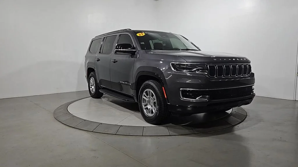 Used 2023 Gray Jeep Base image 8
