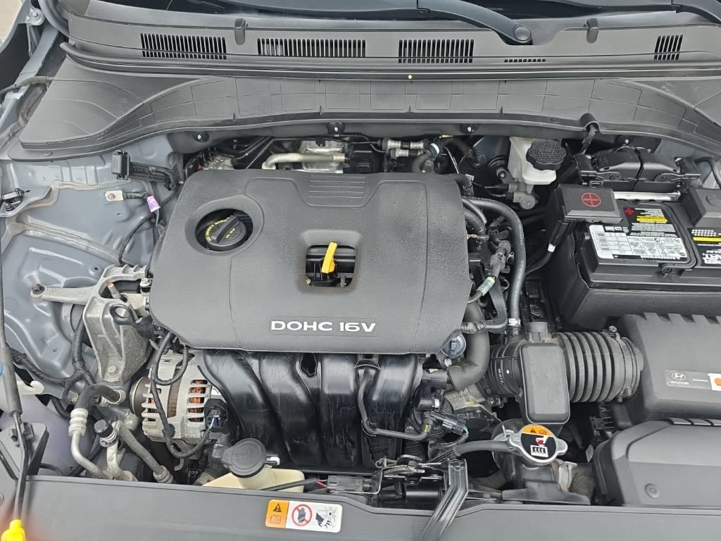 Used 2021 Silver Hyundai SE image 4
