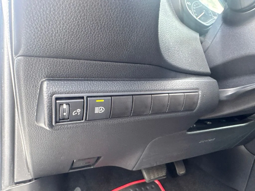Used 2022 White Toyota LE image 28