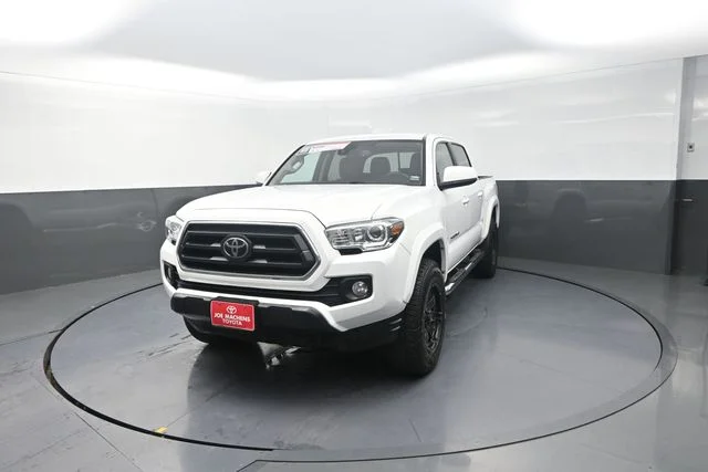 Used 2022 White Toyota SR5 image 33