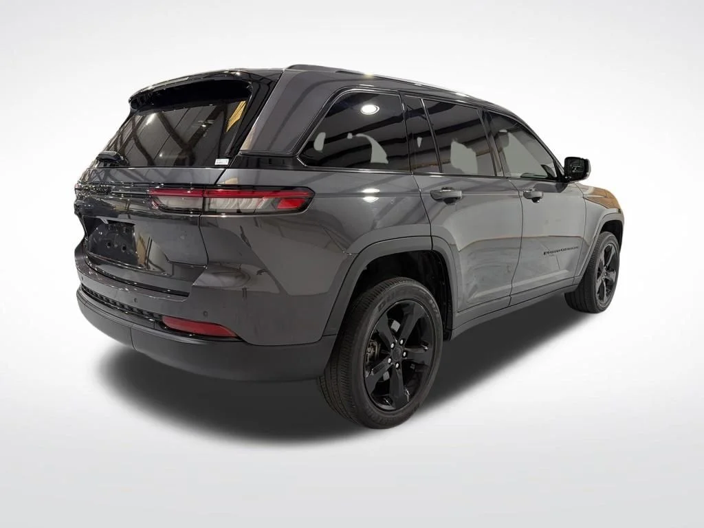 Used 2023 Gray Jeep Altitude X image 6