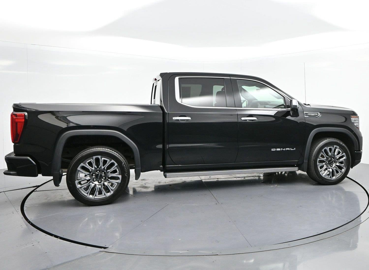 Used 2025 Onyx Black GMC Denali Ultimate image 8