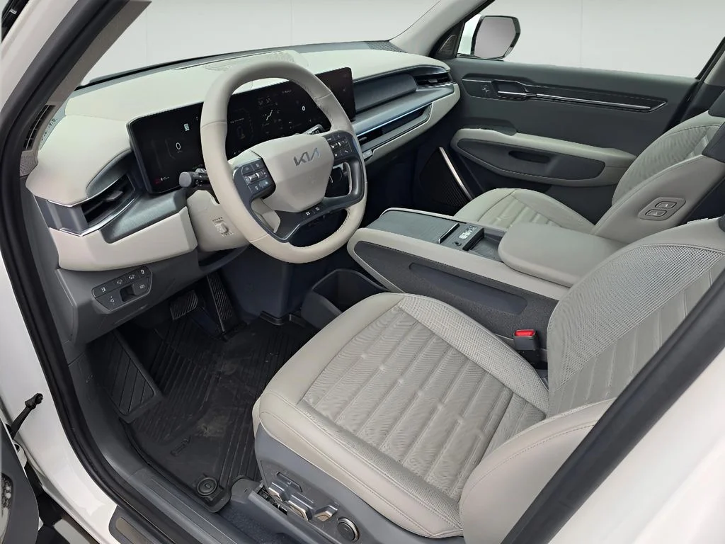 Used 2024 Snow White Pearl Kia Land image 16