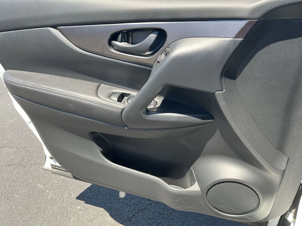Used 2022 White Nissan S image 13