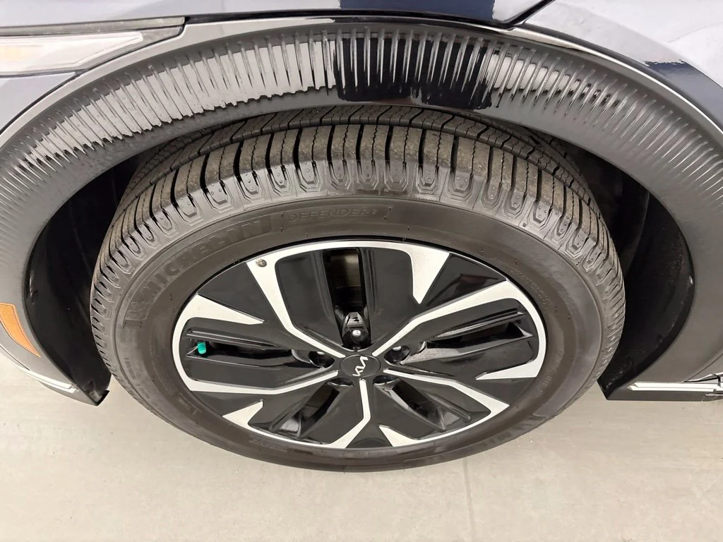Used 2023 Blue Kia Wind image 11