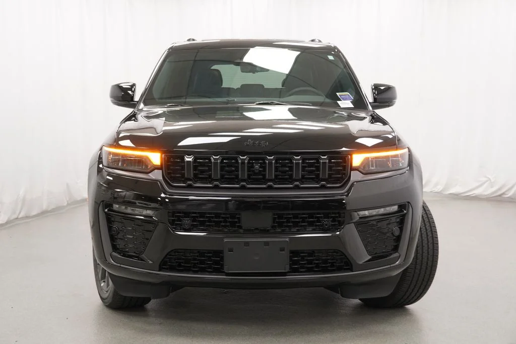 New 2026 Diamond Black Crystal Pearl-Coat Exterior Paint Jeep Limited Reserve image 10