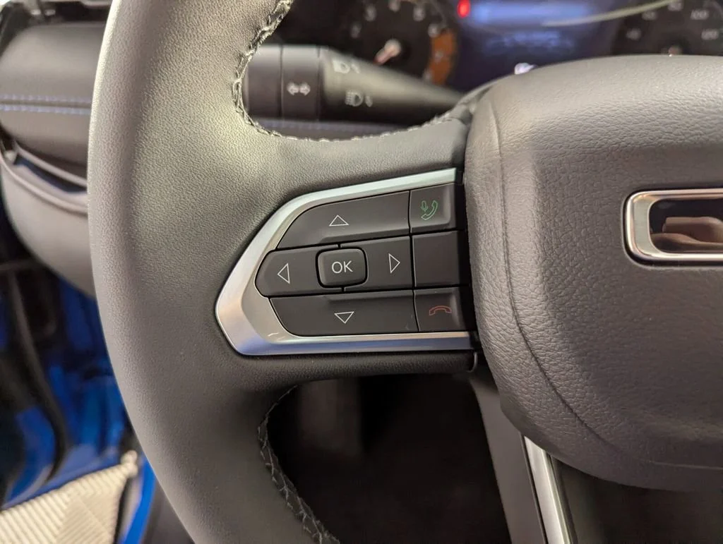 New 2026 Hydro Blue Pearlcoat Jeep Latitude Altitude image 19
