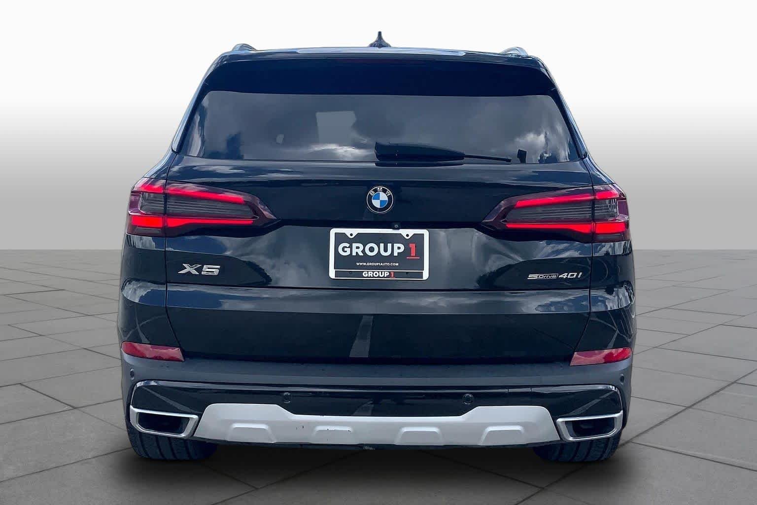 Used 2022 Black Sapphire Metallic BMW sDrive40i image 5