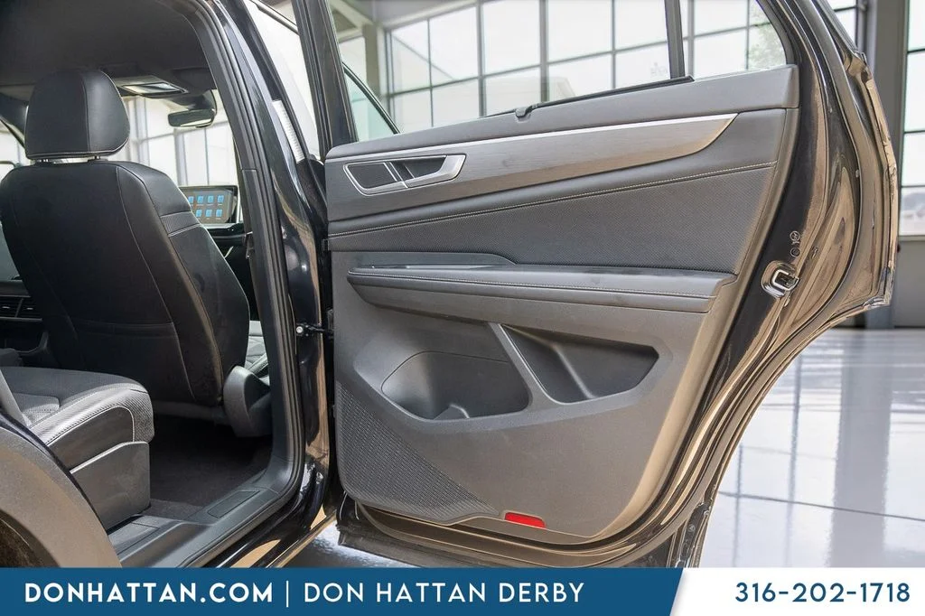Used 2024 Black Volkswagen 2.0T SE w/Technology image 27