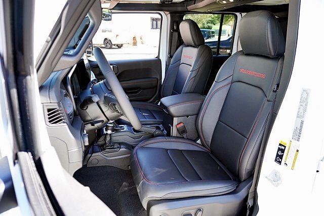 New 2026 Bright White Clear-Coat Exterior Paint Jeep Rubicon image 19