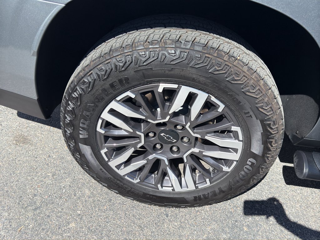 Used 2025 Gray Chevrolet Z71 image 37