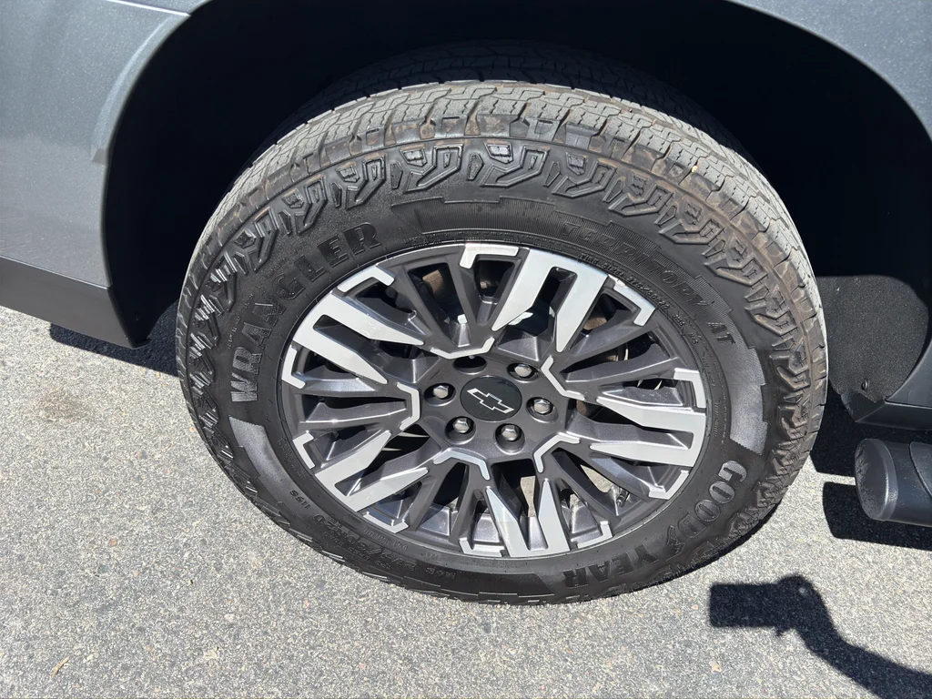 Used 2025 Gray Chevrolet Z71 image 37