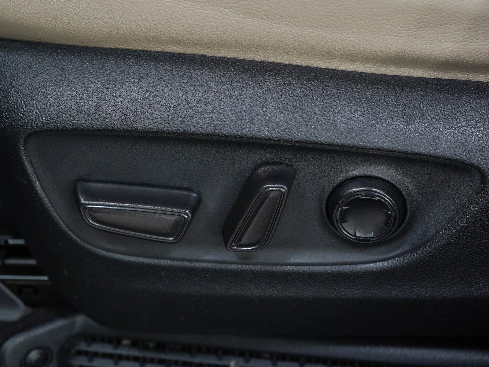 Used 2021  Toyota LE image 26