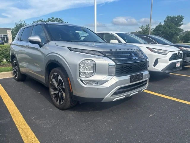 Used 2024 Silver Mitsubishi SE image 1