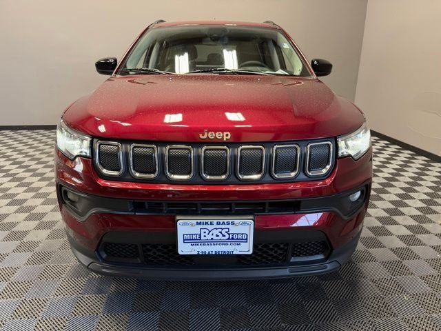 Used 2022 Velvet Jeep Latitude image 4